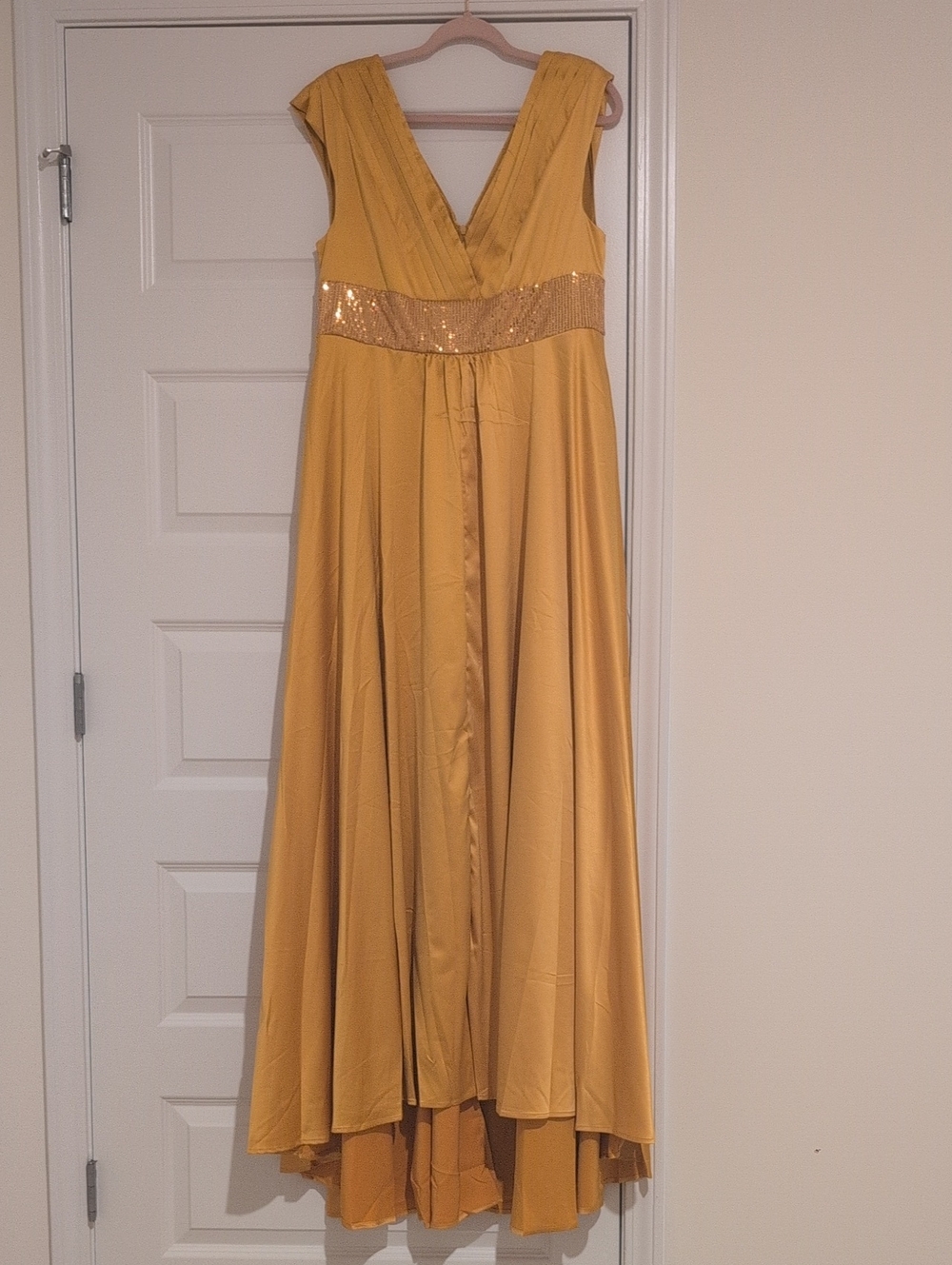Elegant Mustard Yellow V-Neck Evening Dress with Sequin Waistband